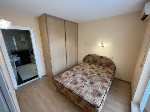 Jednostavna spavaća soba sa bračnim krevetom, velikim ormarom i otvorenim vratima prema kupatilu. - image 6