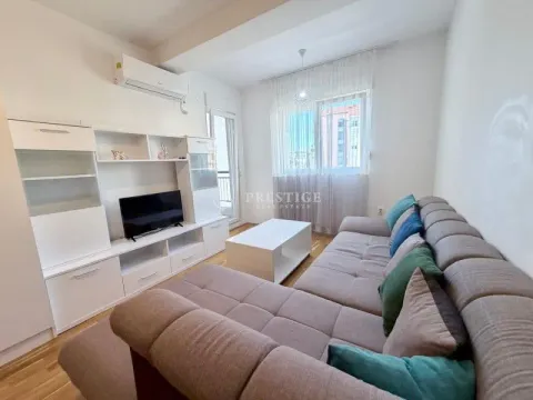 Dnevna soba sa garniturom, TV komodom i klima uređajem. - image 3