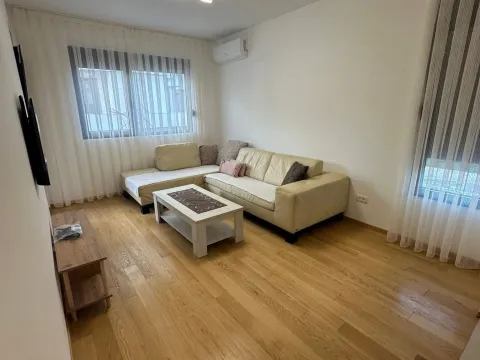 Rent, one bedroom apartment, 47m², Bečići, Budva - image 1