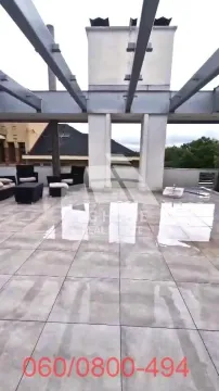 Velika popločana terasa sa pergolom i garniturom za sedenje. - image 13