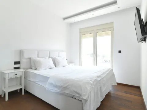 Izdavanje, trosoban stan, 145m², Centar, Budva - image 14