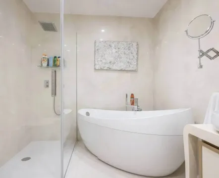 Moderne kupatilo sa samostojećom kadom i odvojenom tuš kabinom. - image 10