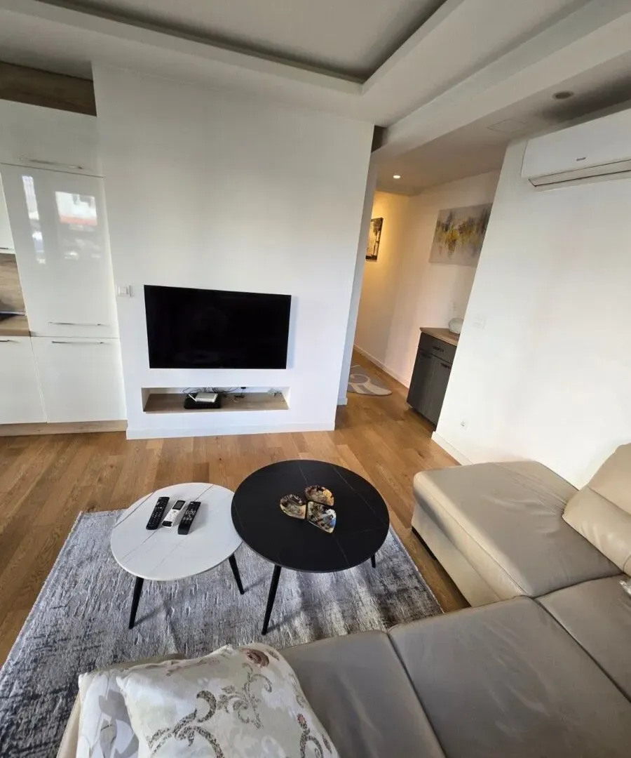 Izdavanje, jednosoban stan, 45m², Blok 9, Podgorica