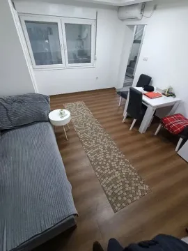 Manji dnevni boravak sa trosedom i trpezarijskim stolom sa stolicama. - image 2
