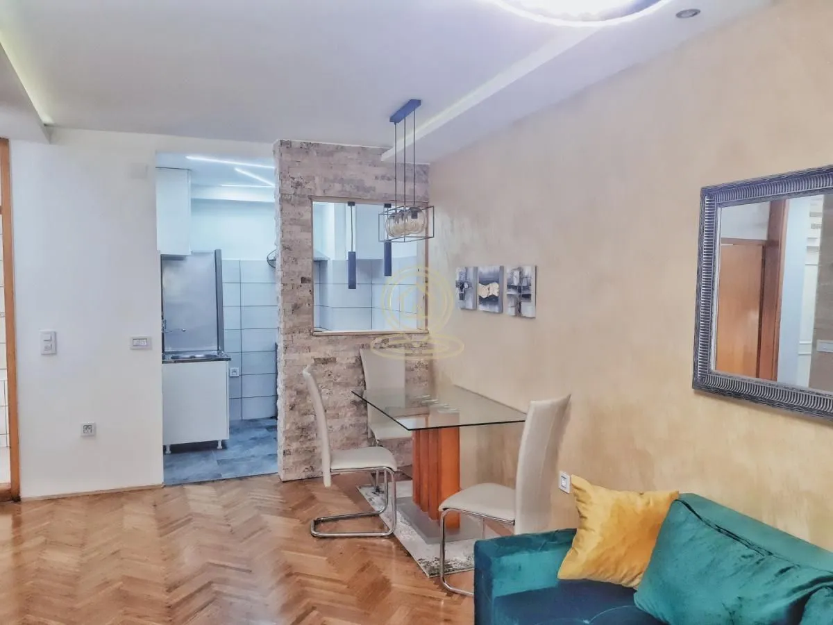 Izdavanje, dvosoban stan, 42m², Centar, Novi Sad