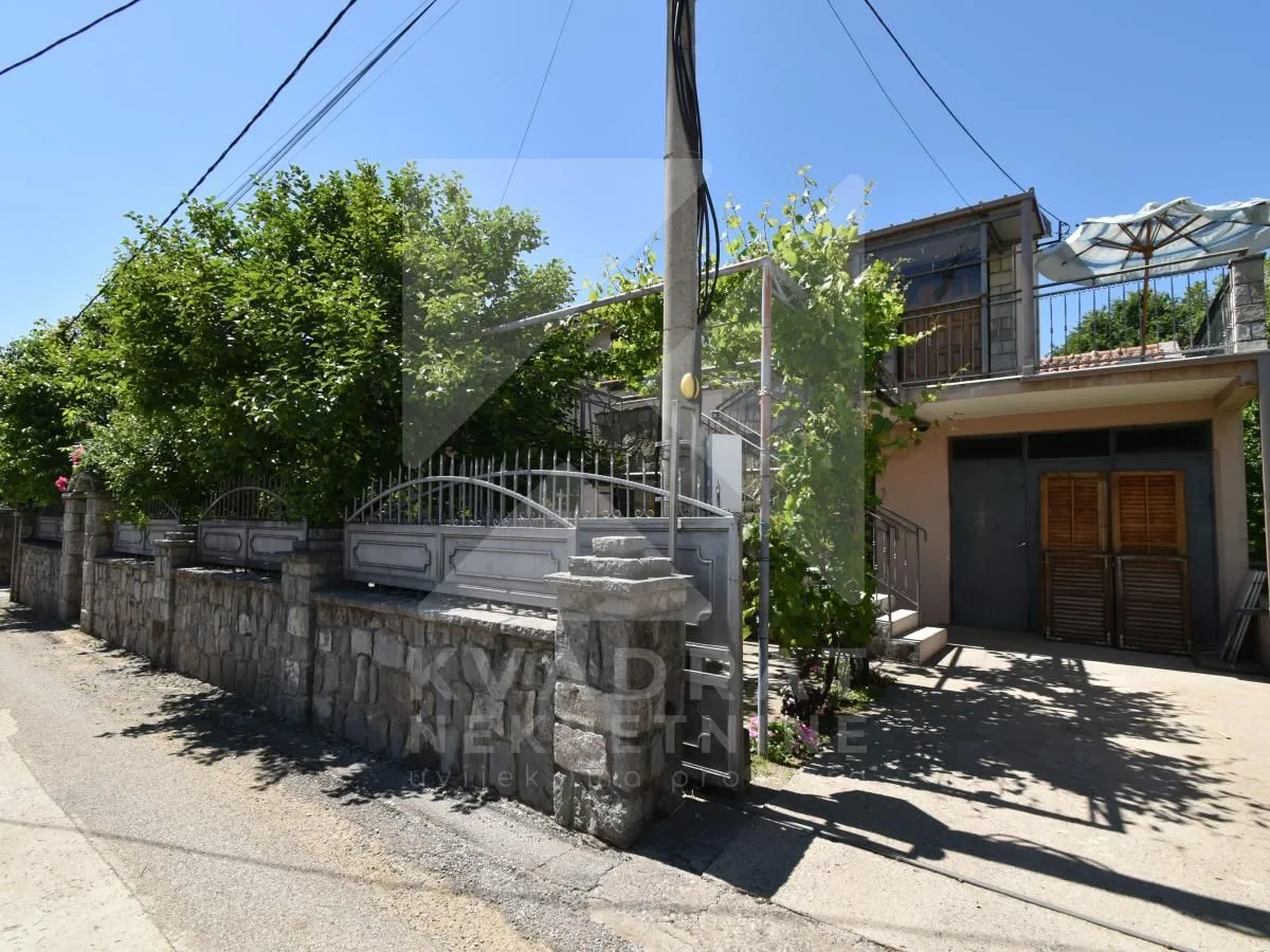 Prodaja, kuća, 302m², Zlatica, Podgorica