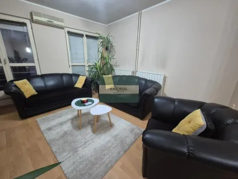 Dnevna soba sa garniturom i malim stočićem. - image 14