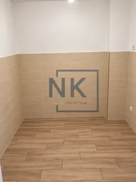 Prazna prostorija sa keramičkim pločicama i parketom. - image 3