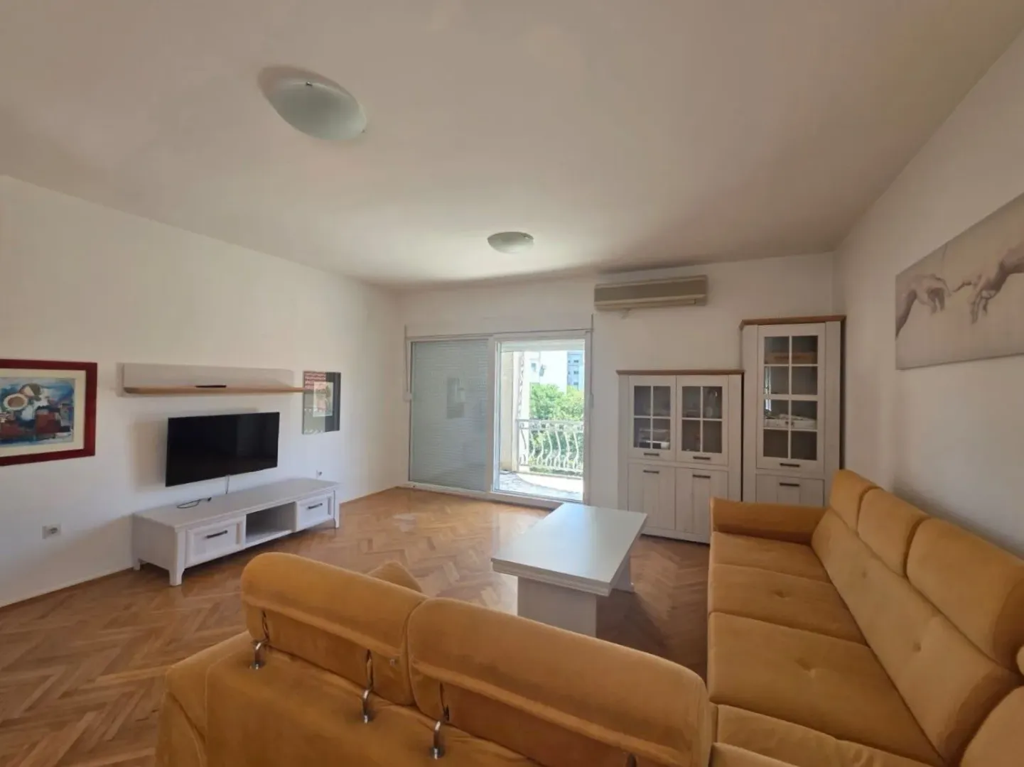 Izdavanje, trosoban stan, 130m², Preko Morače, Podgorica