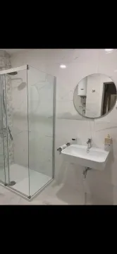 Moderno opremljeno kupatilo sa tuš kabinom i umivaonikom. - image 7