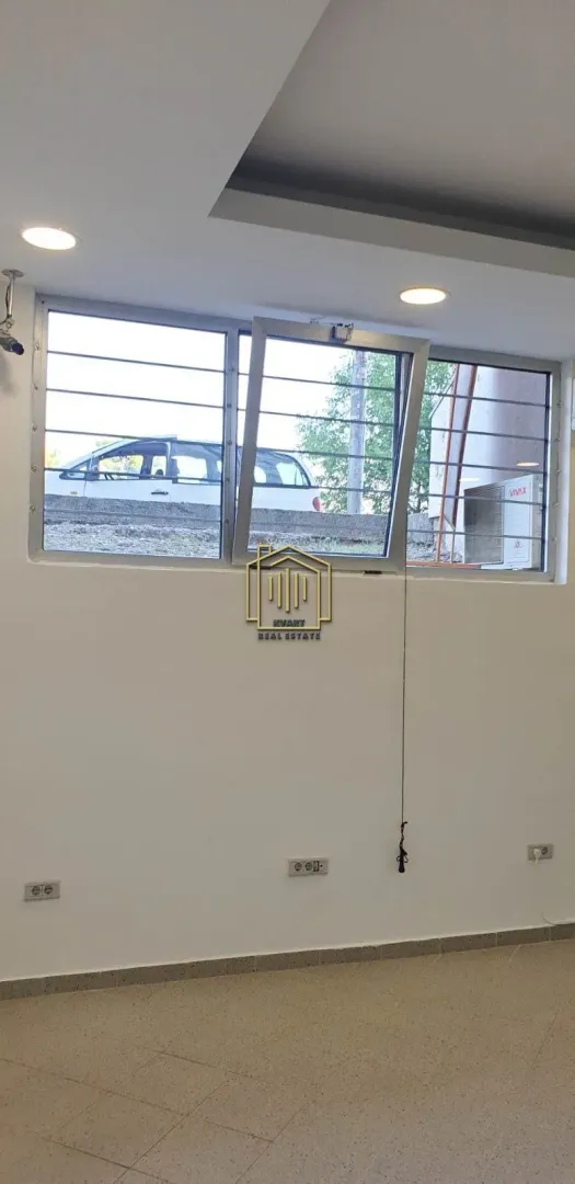 Empty room with white walls and a tilt-and-turn window.