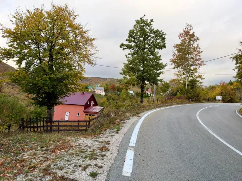 Pogled na kuću pored puta i okolnu prirodu. - image 3