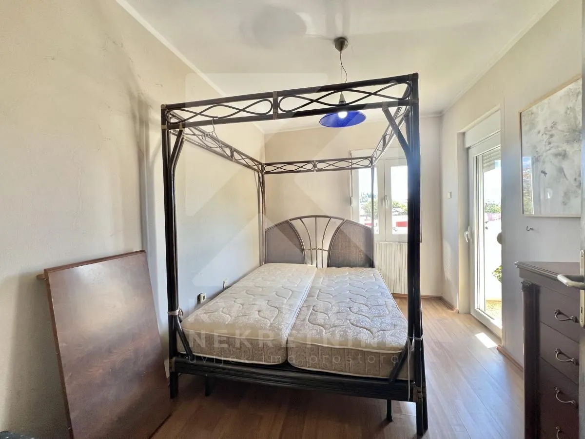 Bedroom with a large canopy bed and access to the terrace.