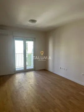 Prazna soba sa parketom i izlazom na balkon. - image 6