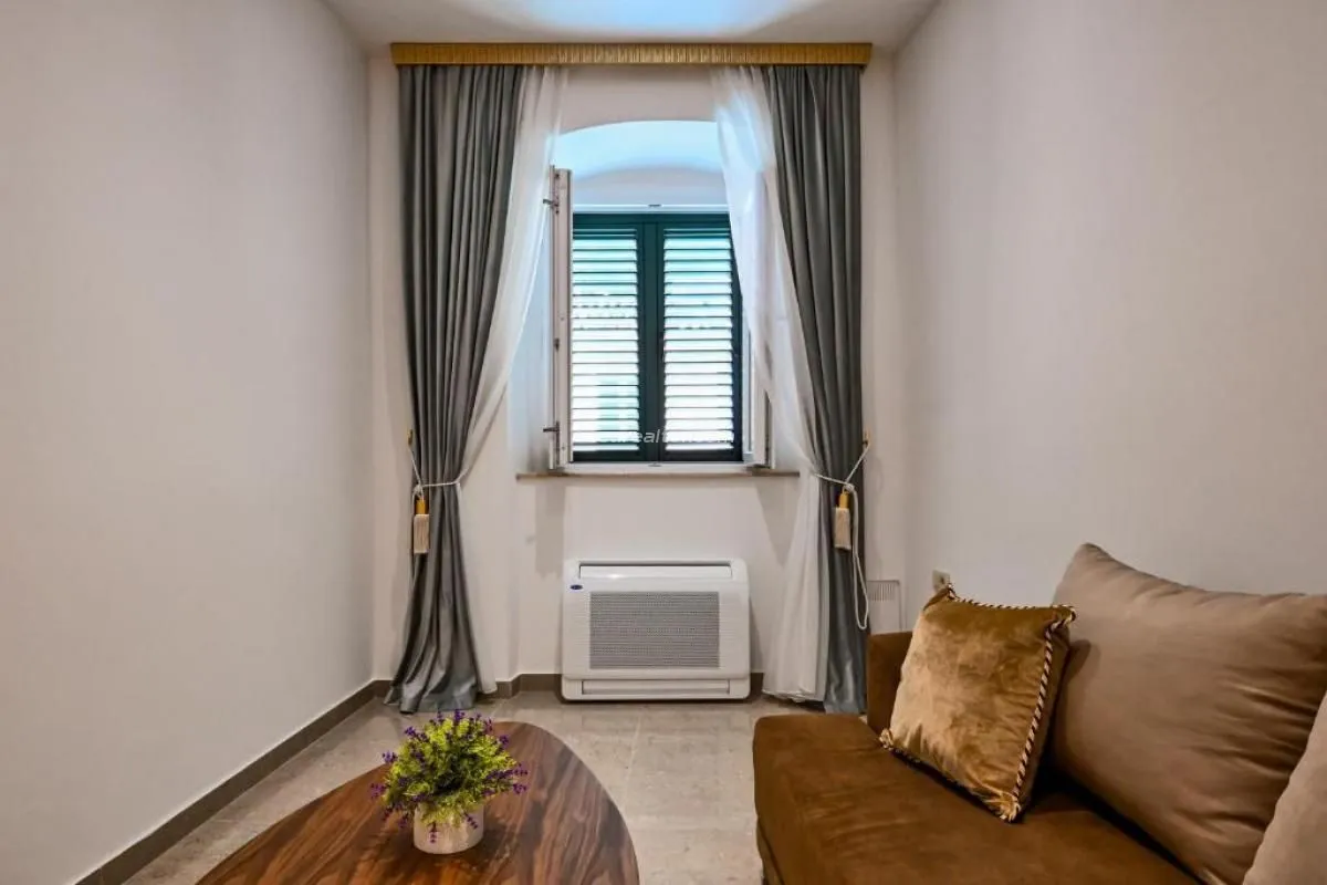 Prodaja, trosoban stan, 90m², Grad, Kotor