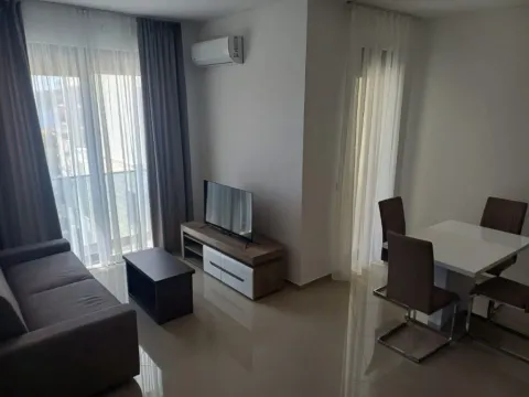 Izdavanje, jednosoban stan, 50m², Bečići, Budva