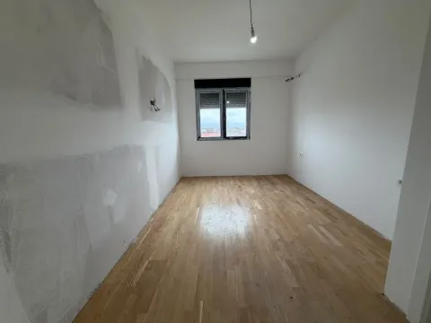 Prazna prostorija sa drvenim parketom i jednim prozorom. - image 3