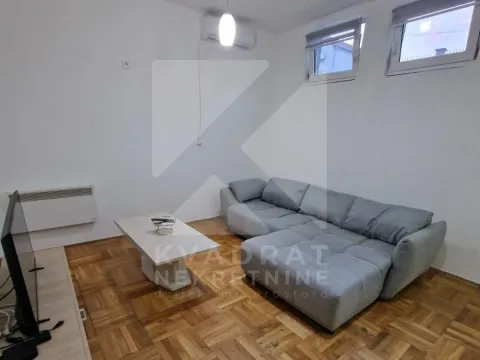 Dnevna soba sa ugaonom garniturom, stočićem i parketom na podu. - image 3