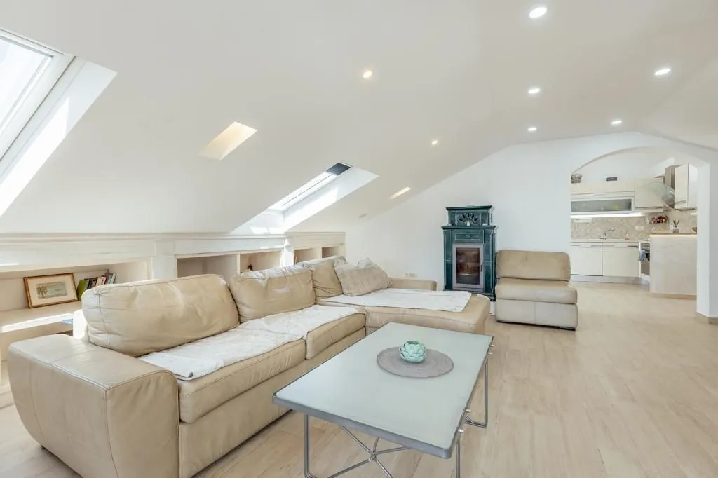 Izdavanje, trosoban stan, 200m², Herceg Novi, Crna Gora