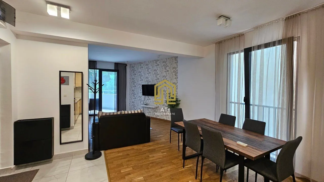 Living room with dining area and access to the terrace.