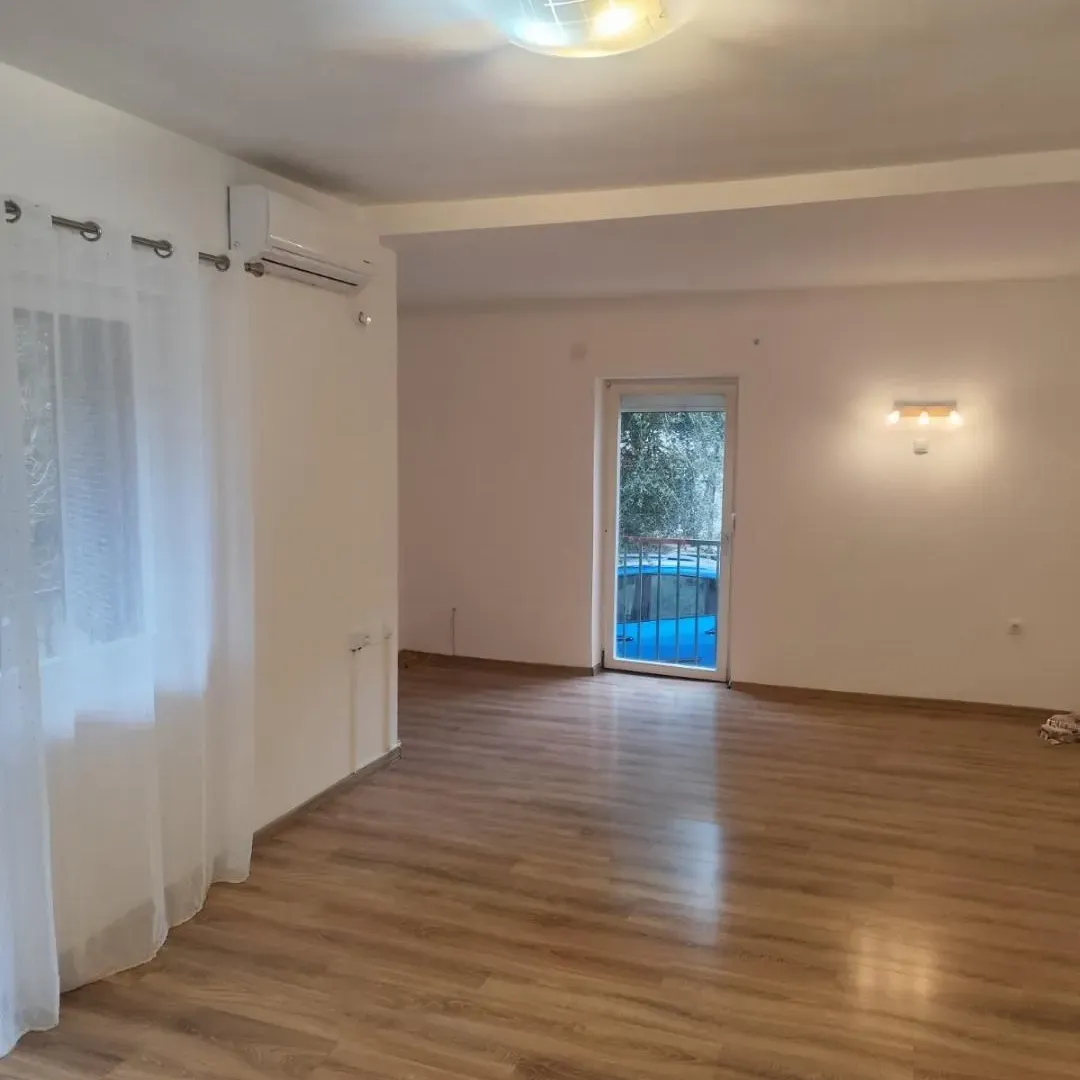 Izdavanje, dvosoban stan, 90m², Gorica C, Podgorica