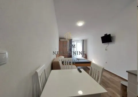 Dnevni boravak sa trpezarijskim stolom i krevetom. - image 7
