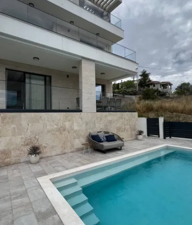 Izdavanje, kuća, 400m², Tivat, Crna Gora