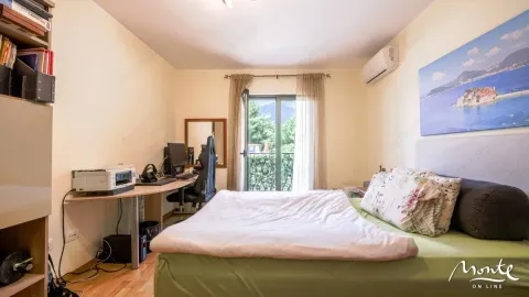 Namještena spavaća soba sa bračnim krevetom, radnim stolom i izlazom na terasu. - image 18
