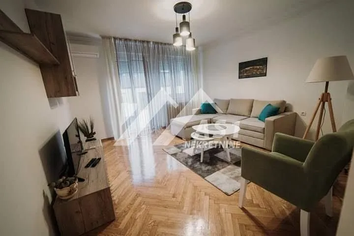 Izdavanje, dvosoban stan, 50m², Centar, Novi Sad