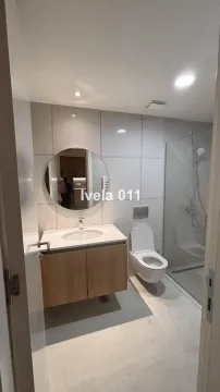 Savremeno opremljeno kupatilo sa umivaonikom, WC šoljom i tuš kabinom. - image 6