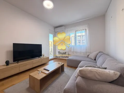 Svijetao dnevni boravak sa garniturom, TV komodom i izlazom na terasu. - image 2