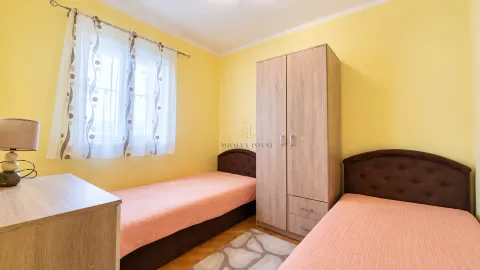 Spavaća soba sa dva kreveta, ormarom i prozorom. - image 9