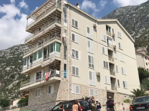 Sale, two bedroom apartment, 86m², Dobrota, Kotor - image 10