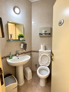 Manje kupatilo sa umivaonikom, ogledalom i WC šoljom. - image 6