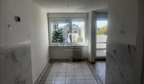 Nezavršeno kupatilo sa pločicama i pogledom na prozor. - image 18
