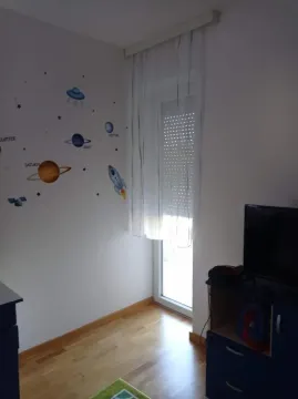 Dečja soba sa zidnim nalepnicama sa motivom svemira i izlazom na terasu. - image 5