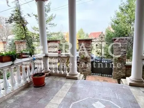 Covered terrace with columns and a view of the yard. - image 7