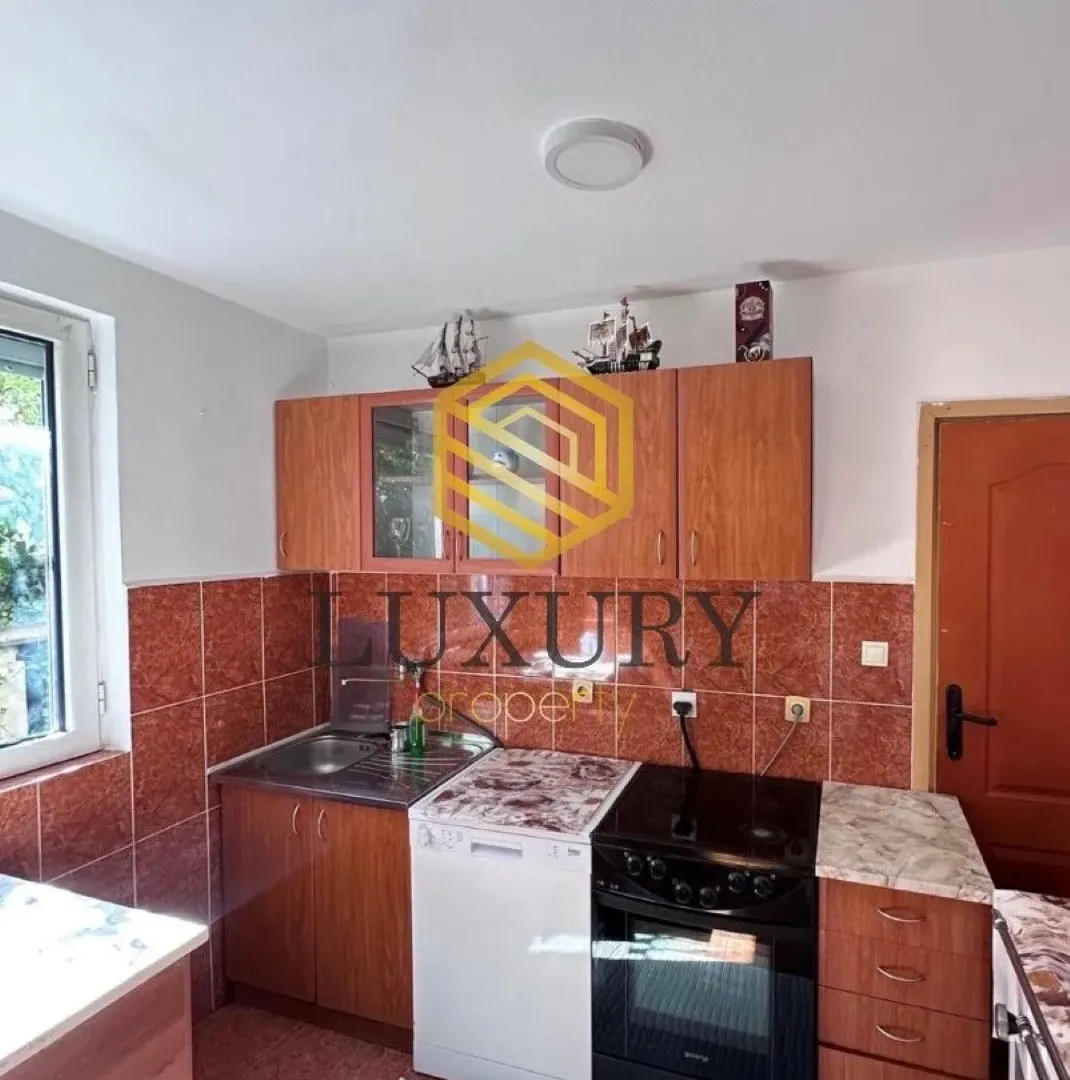 Izdavanje, dvosoban stan, 550m², Tološi, Podgorica