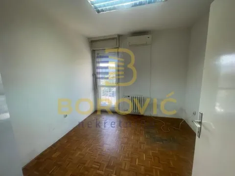 Prazna soba sa parketom i izlazom na terasu. - image 8