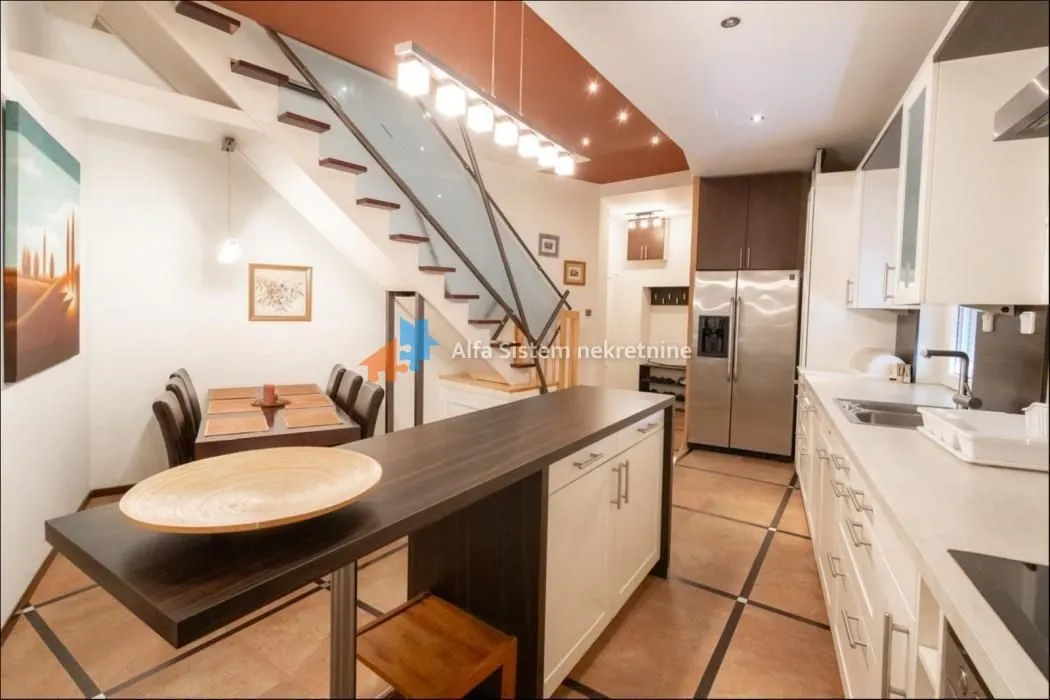 Rent, four bedroom apartment, 140m², Stari Grad, Beograd