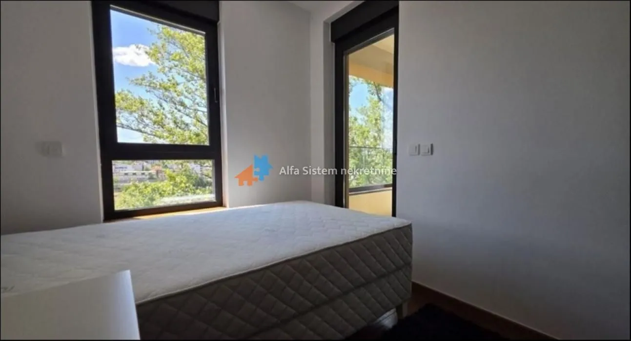 Izdavanje, četvorosoban stan, 98m², Vračar Sve Podlokacije, Beograd