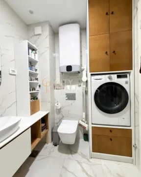 Moderne kupatilo sa ugradnom mašinom za veš, bojlerom i sanitarijama. - image 5