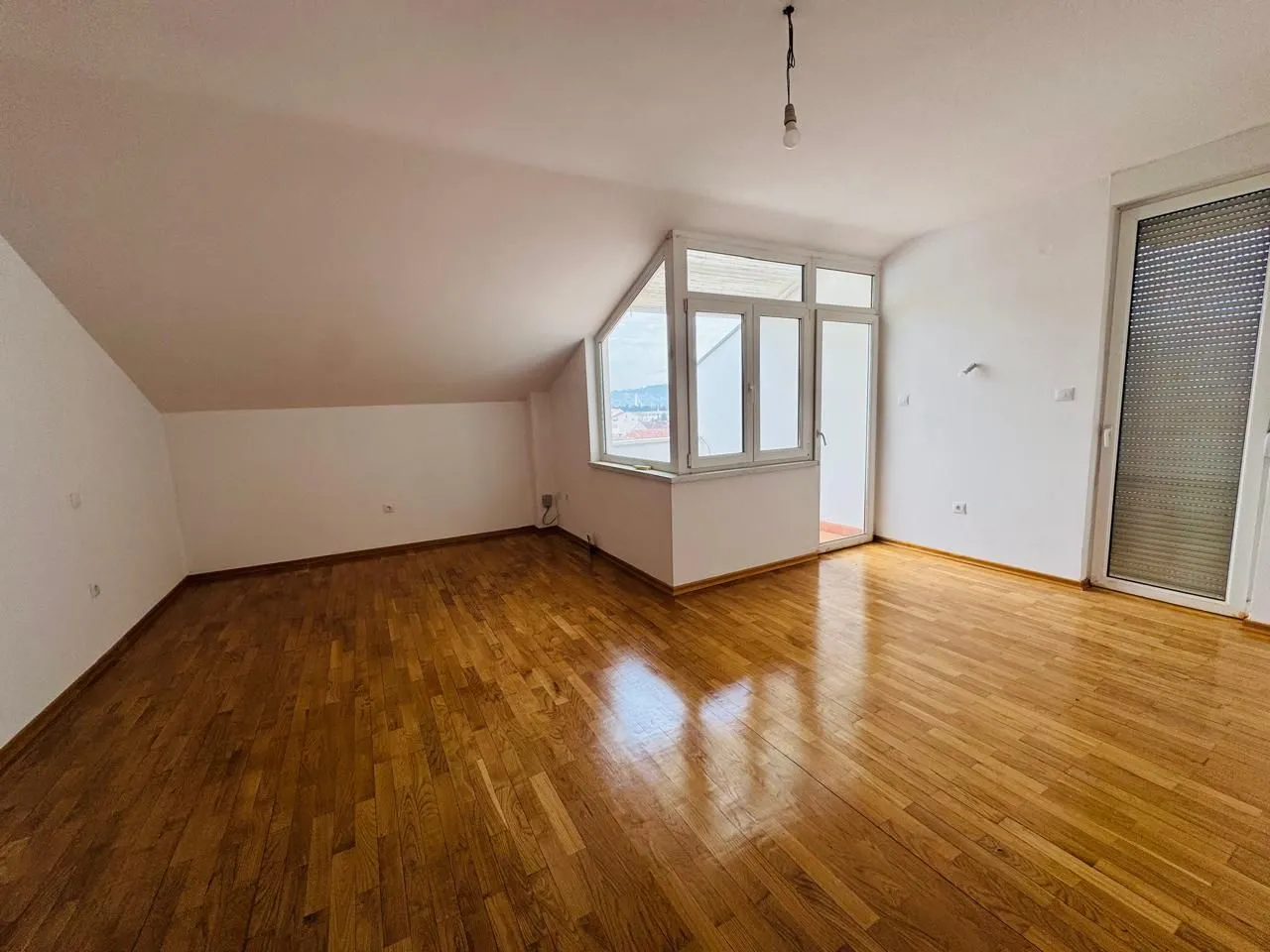 Izdavanje, poslovni prostor, 200m², Gintaš, Podgorica