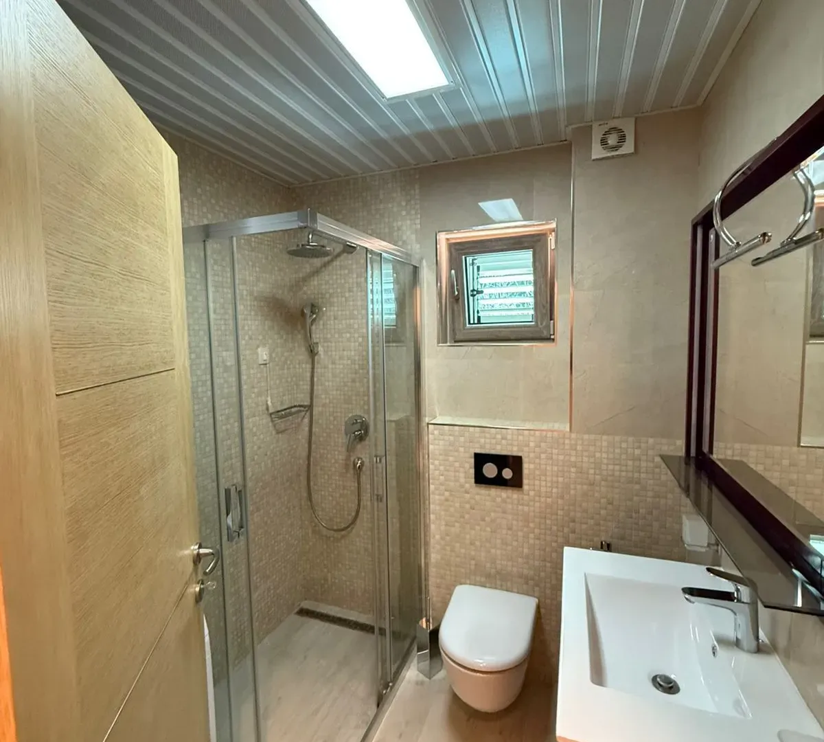 Izdavanje, dvosoban stan, 70m², Pržno, Budva