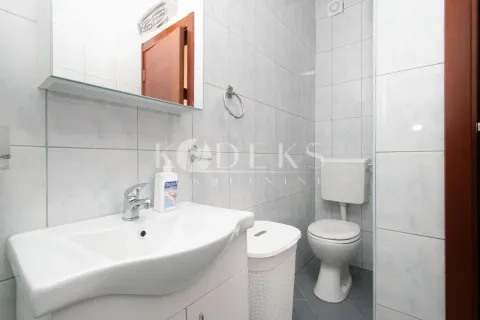 Kupatilo opremljeno umivaonikom, WC šoljom i ormarićem sa ogledalom. - image 5