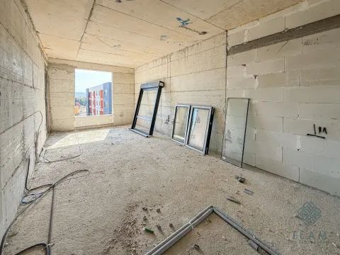 Nepotpuna prostorija u grubim radovima sa pripremljenim prozorima za ugradnju. - image 8