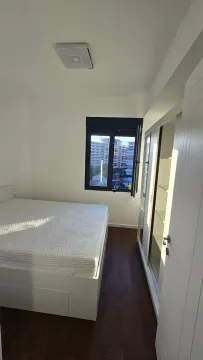 Svijetla spavaća soba sa bračnim krevetom i ugradnim plakarom. - image 10