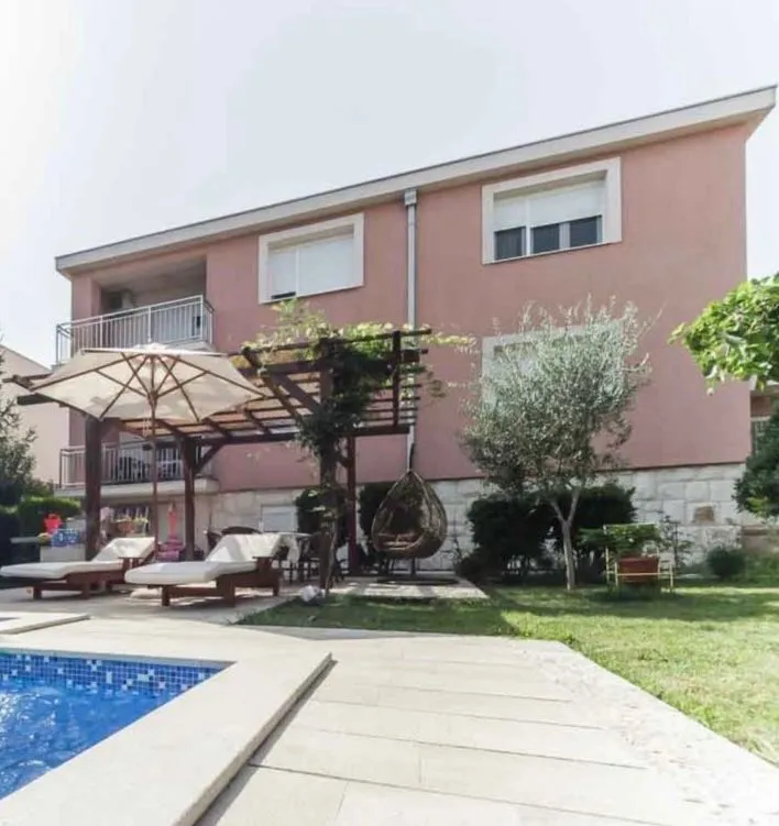 Prodaja, kuća, 340m², Gorica C, Podgorica