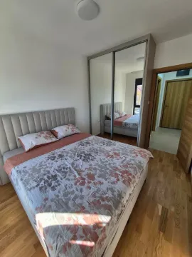 Spavaća soba sa bračnim krevetom i velikim ugradnim plakarom sa ogledalom. - image 15