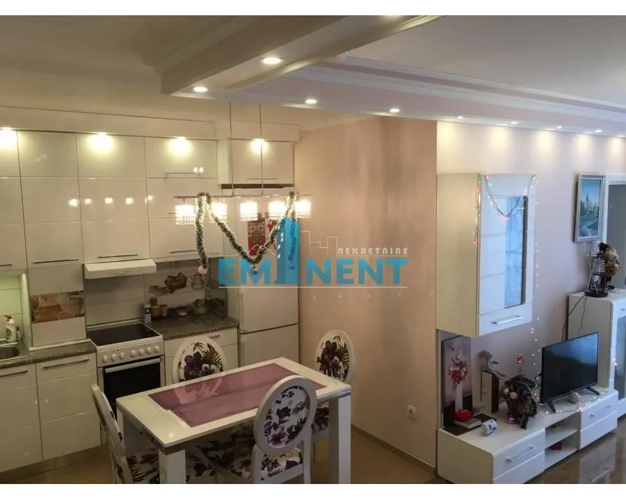 Izdavanje, dvosoban stan, 45m², Kalenić Pijaca, Vračar Sve Podlokacije